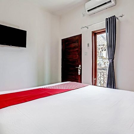Oyo 91080 Kubu D&D Guesthouse Семиньяк Экстерьер фото